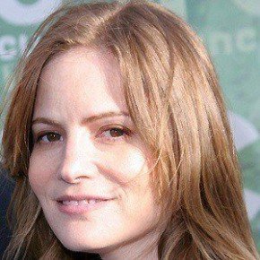 Jennifer Jason Leigh
