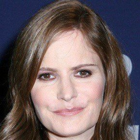 Jennifer Jason Leigh