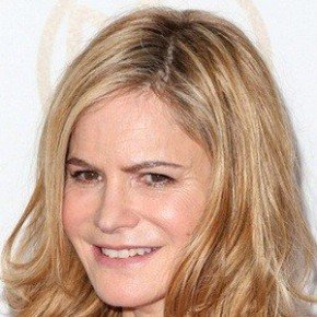 Jennifer Jason Leigh
