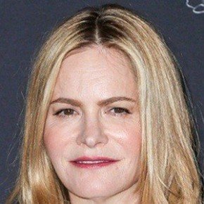 Jennifer Jason Leigh