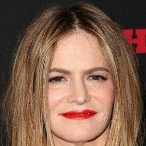 Jennifer Jason Leigh