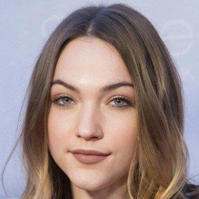 Violett Beane