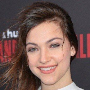 Violett Beane