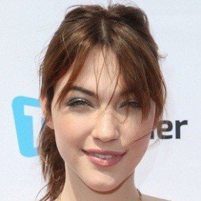 Violett Beane