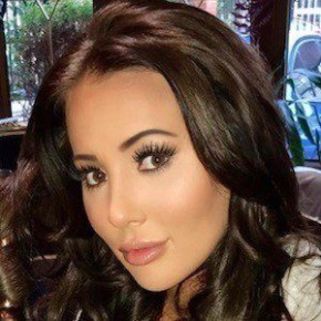 Yazmin Oukhellou