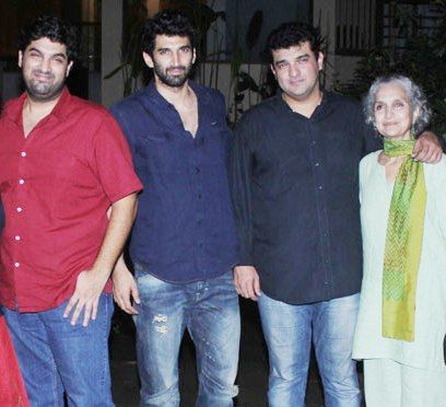 Kunaal Roy Kapur with his mother, and brothers