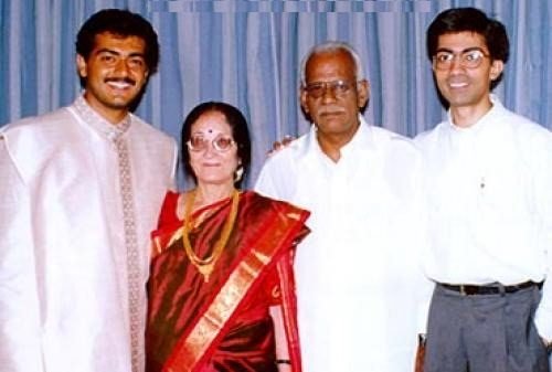 ajith-kumar-with-his-parents-and-brother