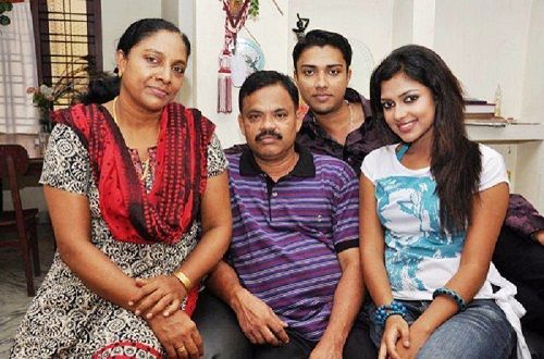 amala-paul-with-her-family