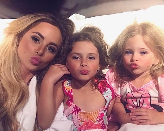 Amanda Stanton with daughters Charlie (R), Kinsley (C)