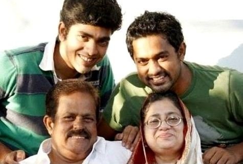 asif-ali-with-his-family
