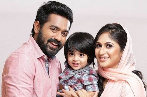 asif-ali-with-his-wife-zama-mazreen-and-son-adam-ali