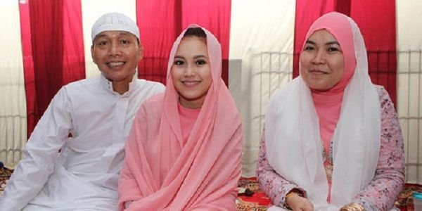 ayu-ting-ting-with-her-parents