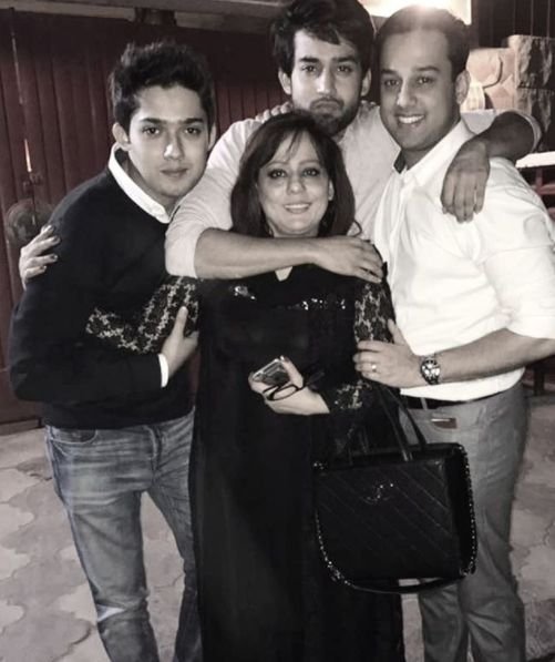 Bilal Abbas Khan with his brothers and mother