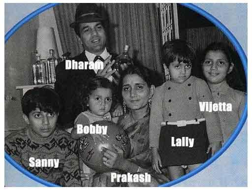 Bobby Deol With His Parents And Siblings- Vijeeta, Ajeeta, Sunny