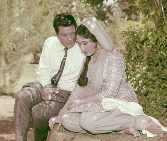 Dharmendra With Meena Kumari