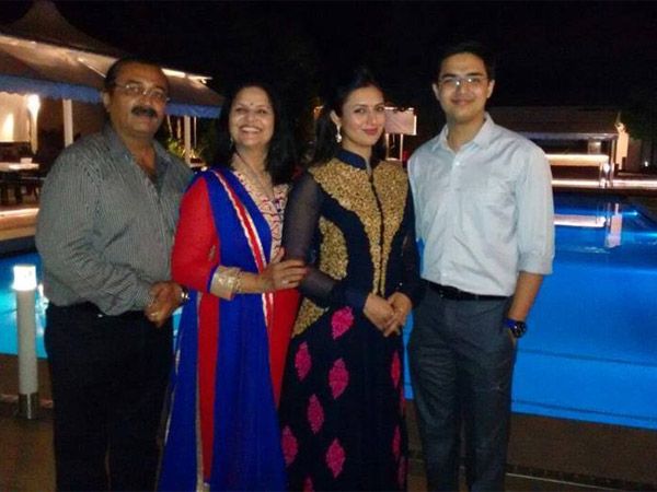 Divyanka Tripathi with her family