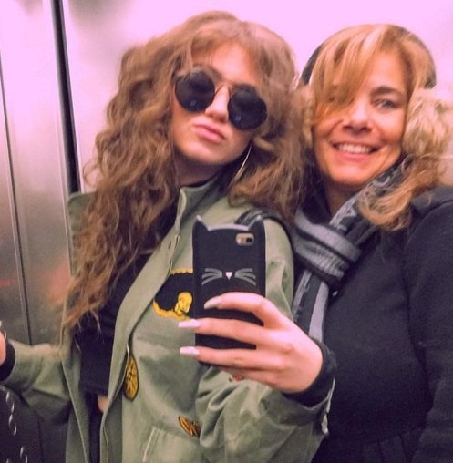 Dytto with her mother