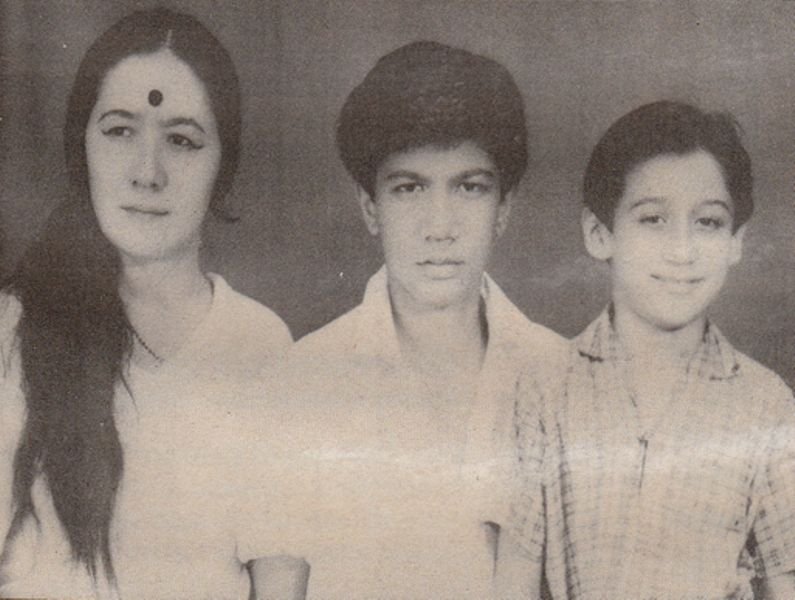 Jackie Shroff (extreme right) With His Brother and Mother