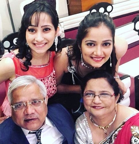 jinal-belani-with-her-parents-and-sister