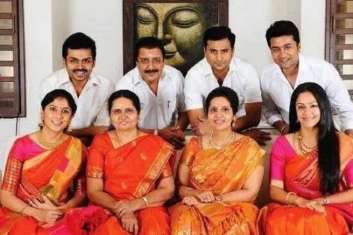 karthi-with-his-family