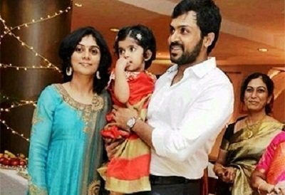 karthi-with-his-wife-and-daughter