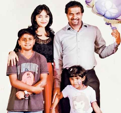 Muttiah Muralitharan With His Family