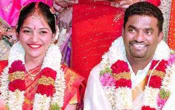 Muttiah Muralitharan With His Wife Madhi Malar