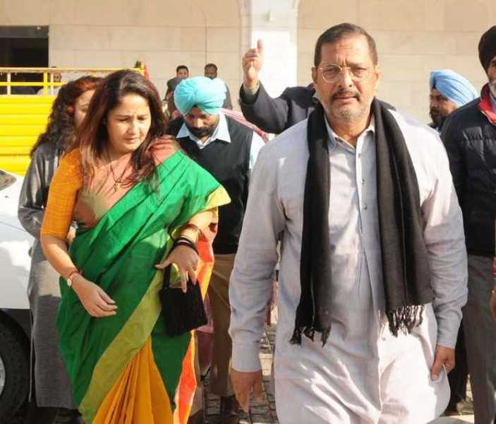 Nana Patekar With His Wife
