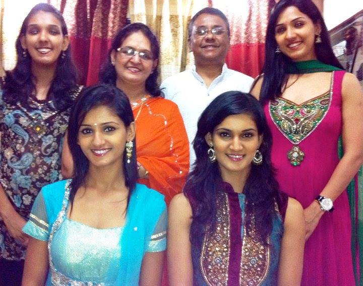 Neeti Mohan With Her parents and sisters