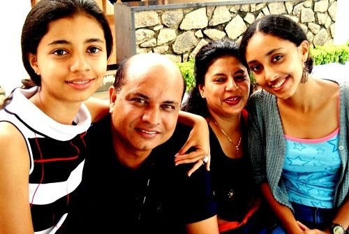 Pearle Maaney with her parents and sister Rachel Maaney
