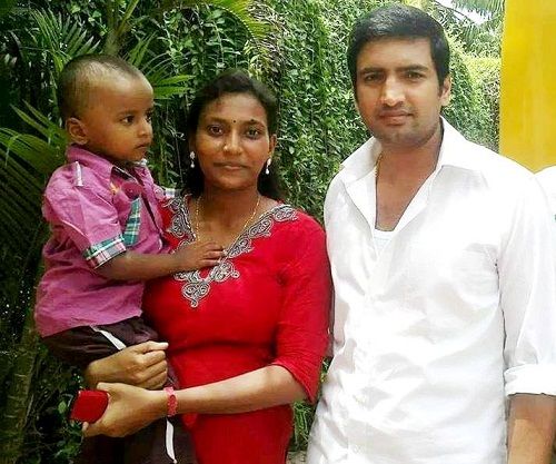santhanam-with-his-wife-and-son