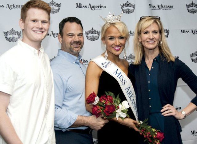 Savvy Shields with her parents and brother (extreme left)