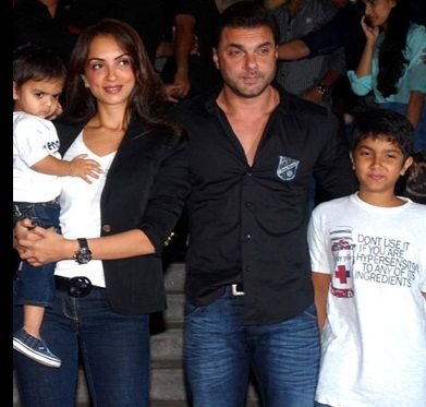 Seema Khan with her husband & children