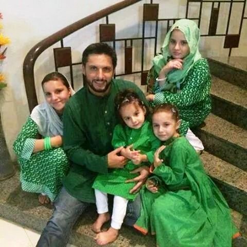Shahid Afridi with his children
