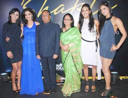 shakti-mohan-with-her-family