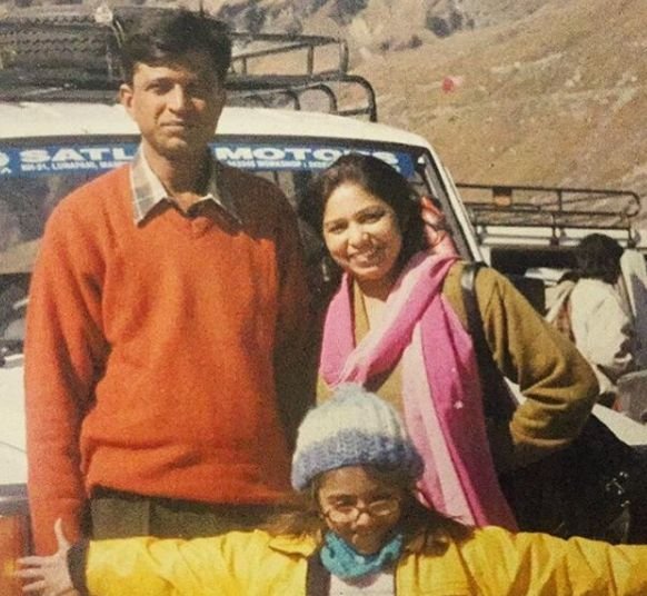 Shruti Sinha with her parents (Childhood Picture)