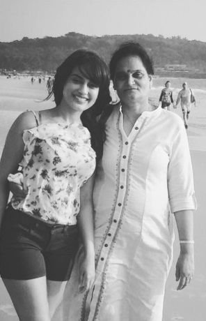Surbhi Jyoti with her mother