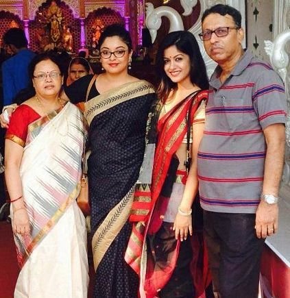 Tanushree Dutta with her parents and sister Ishita Dutta