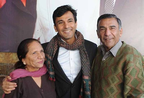Vikas khanna with his parents